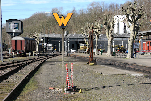 Das Gelände des Eisenbahnmuseums Bochum-Dahlhausen. Im Hintergrund sieht man den Ringlokschuppen