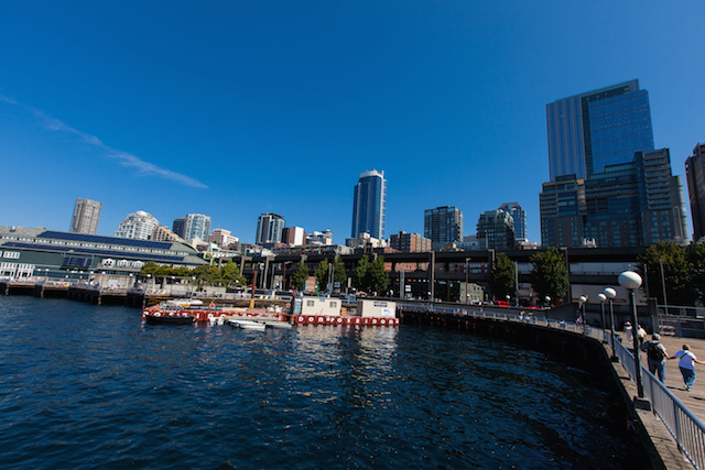 Die Seattle Waterfront, vorne Wasser, dahinter die Stadt