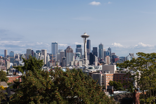 Blik vom Kerry Park auf die Skyline von Seattle, im Vordergrund die Space Needle