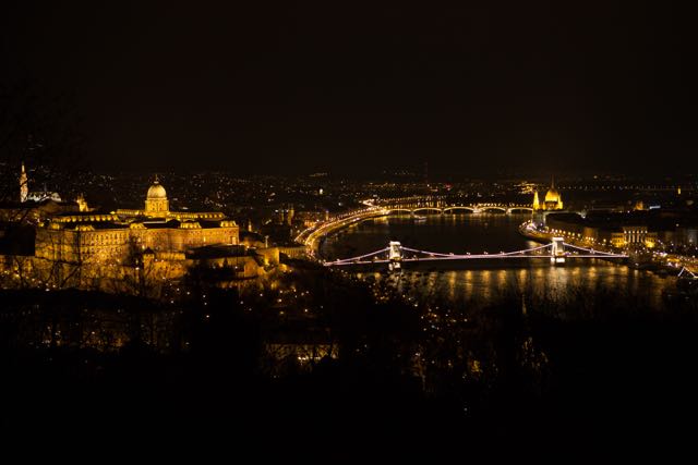 Das Budapester Burgviertel im Dunkelen