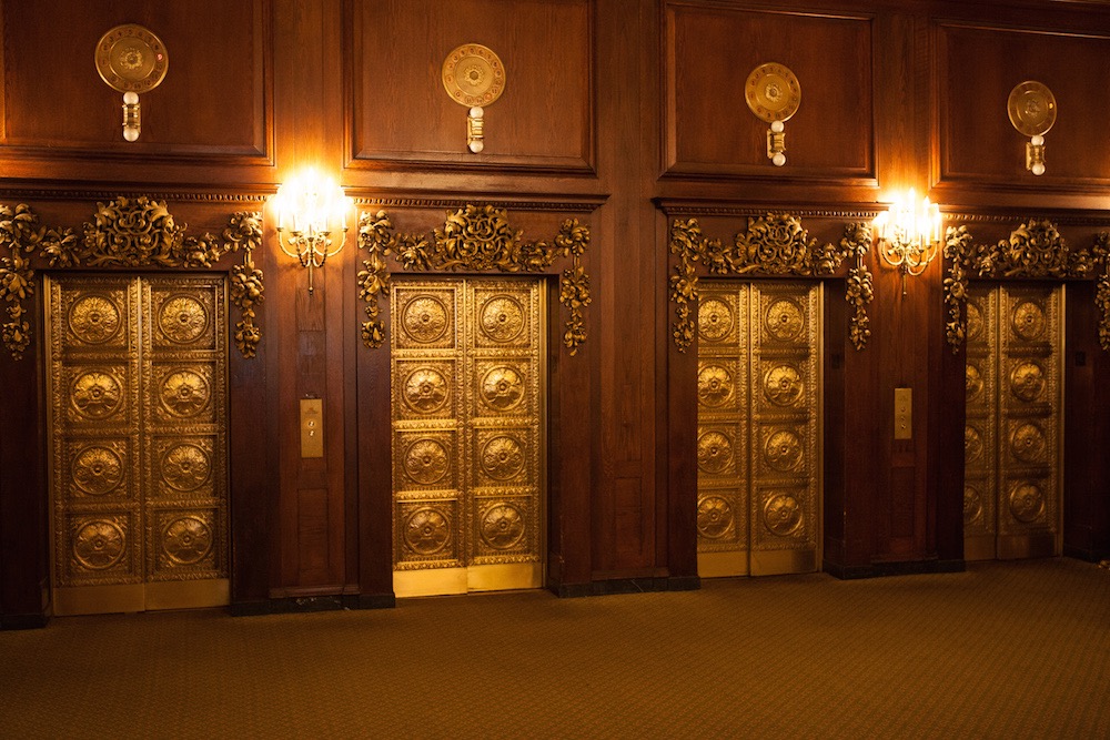 Goldene Fahrstühle im Omni Parker Hotel