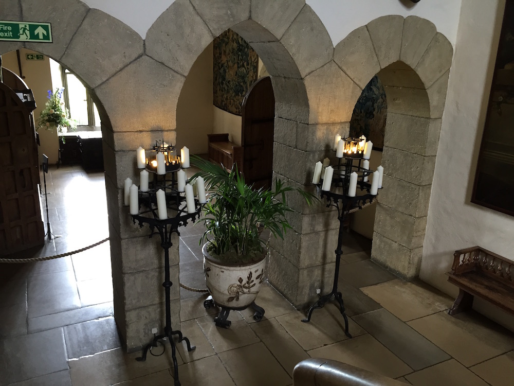 Gotische Bögen gewähren einen Blick in eine kleine Halle