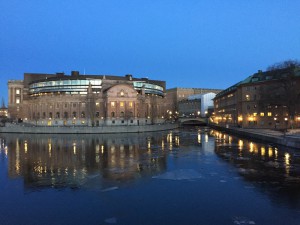 Die Rückseite des Reichstags von Stockholm in der blauen Stunde