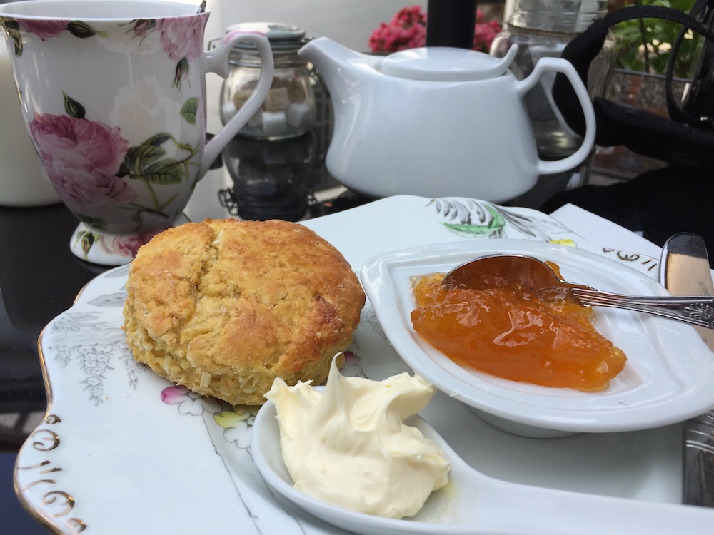 Scone, clotted cream, Marmelade und natürlich Tee gibt's auch in Lavenham