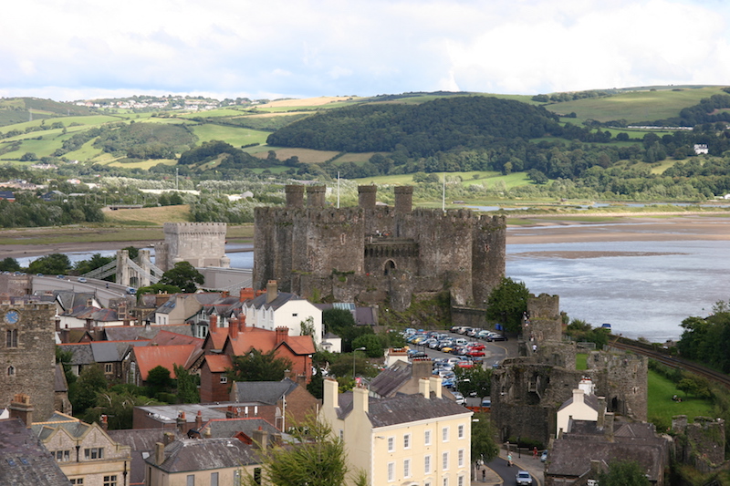 Auch nach fast 800 Jahren verfügt Conwy Castle noch über eine voll intakte Ringmauer mit 8 Wehrtürmen 