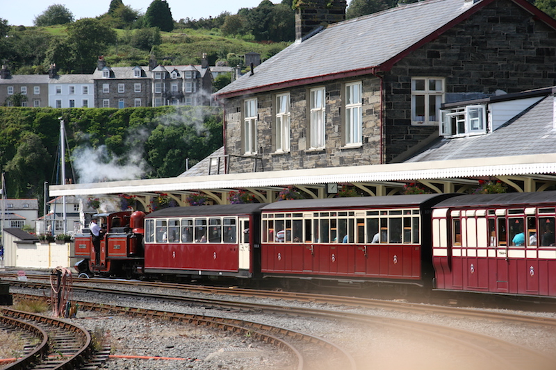 Ankunft im Bahnhof von Porthmadog