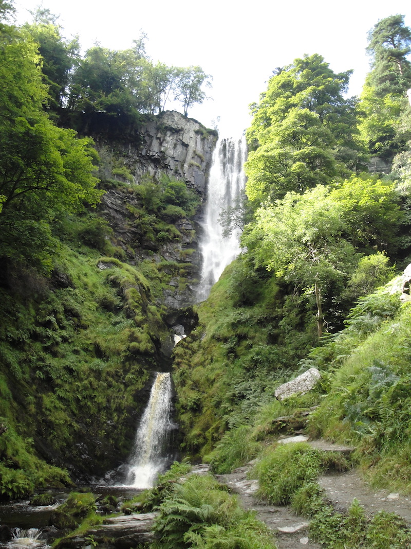 Über 3 Stufen und 73 m fällt beim Pistyll Rhaedr das Wasser nach unten