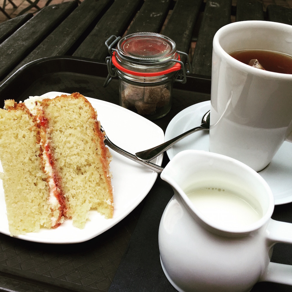 Ein leckerer Becher schwarzen Tee und ein Stück Victoria Sponge geht immer