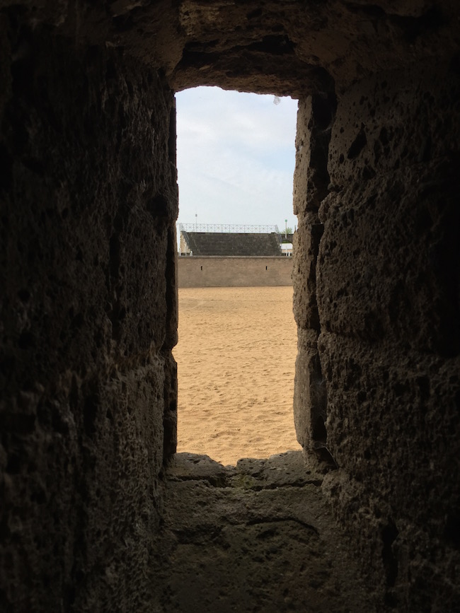 Blick durch eine Schießspalte auf die Arena