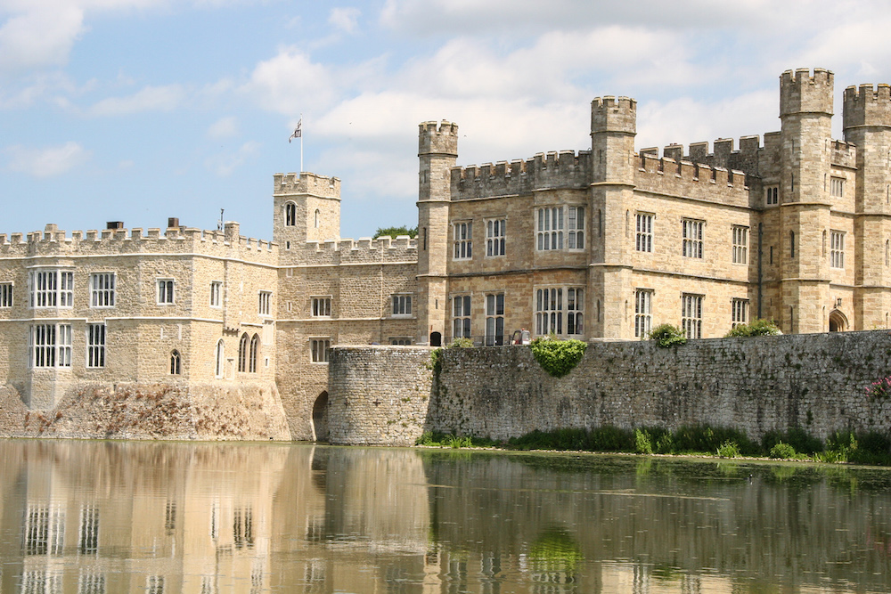 Das Schloss und davor der Wassergraben