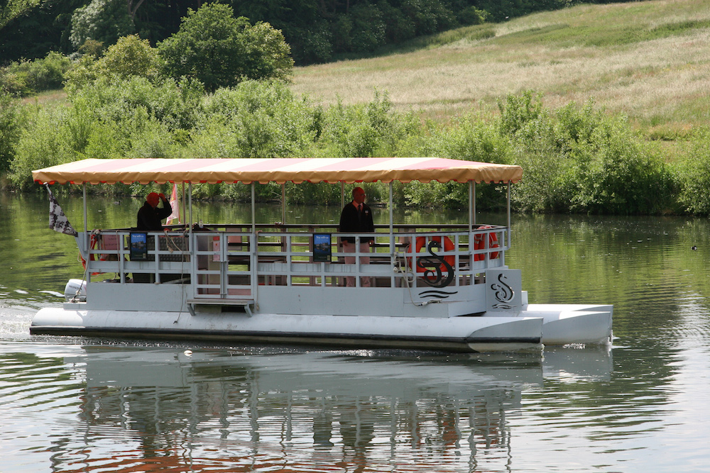 Ein kleines Ausflugsboot auf dem See