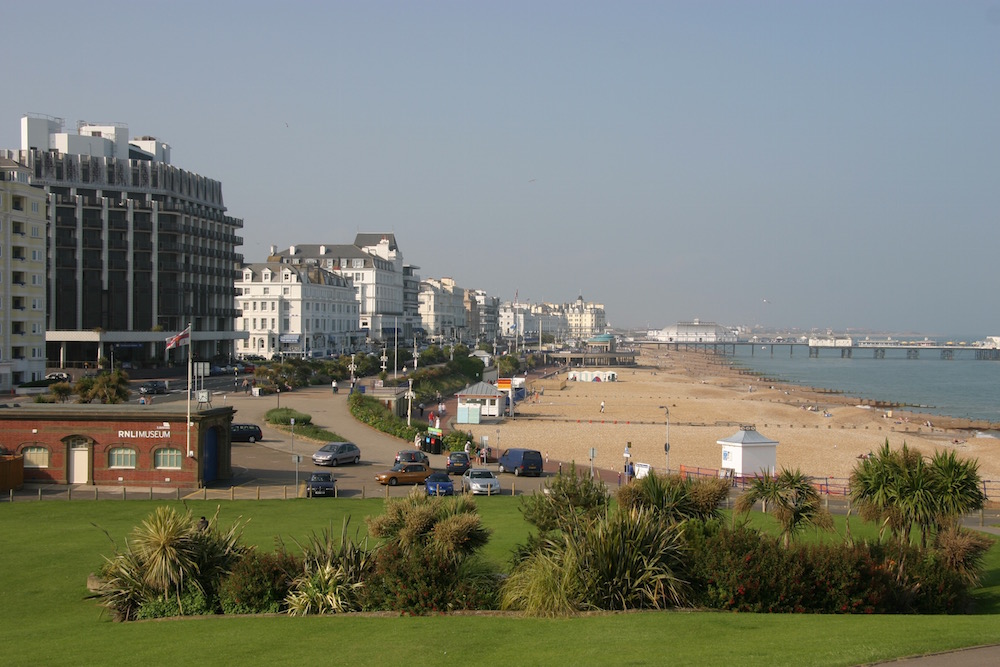 Ein breiter Strand, im Hintergrund die Hotels und Häuser direkt an der Uferstraße