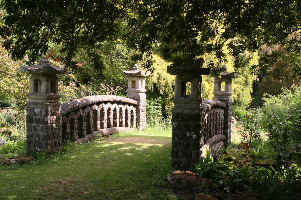 Eine mit Patina versetzte Steinbrücke