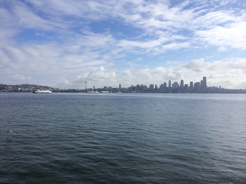 Blick auf die Hochhäuser von Seattle, davor der Sund