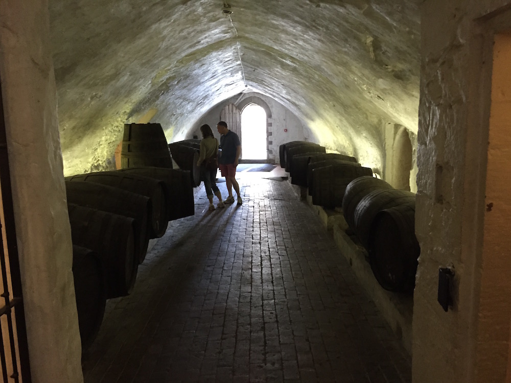 Das Kellergewölbe vonLeeds Castle mit Weinfässern