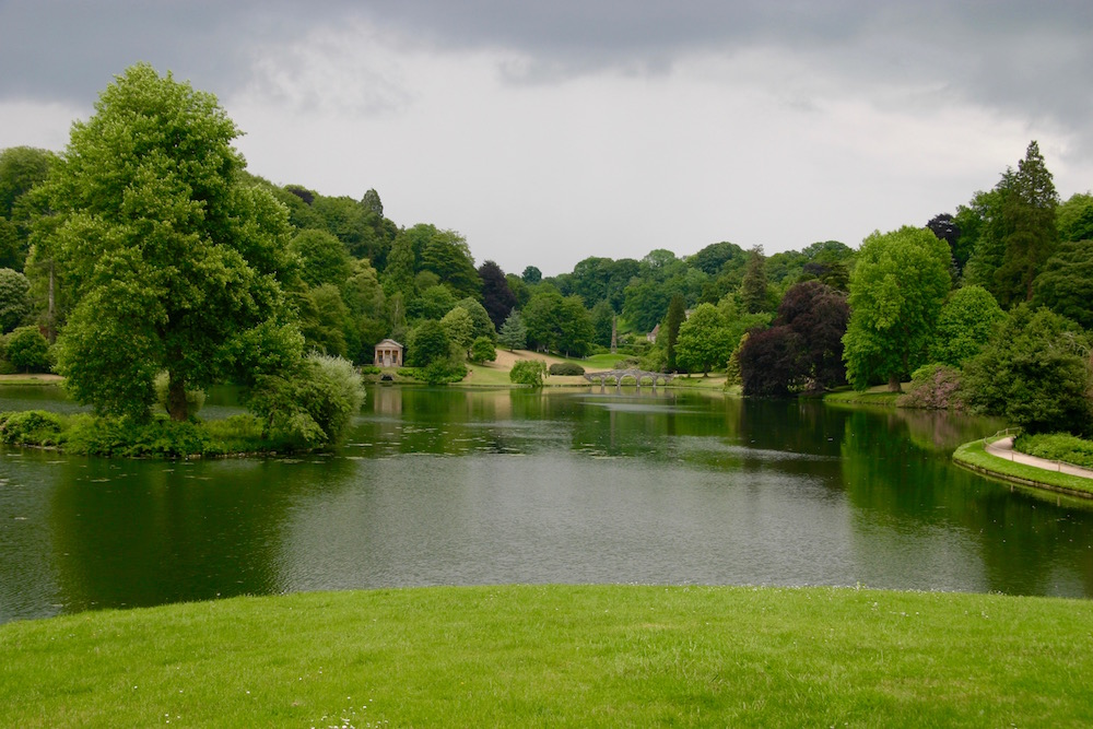 Der See von Stourhead, die Brücke und der Tempel des Apollo