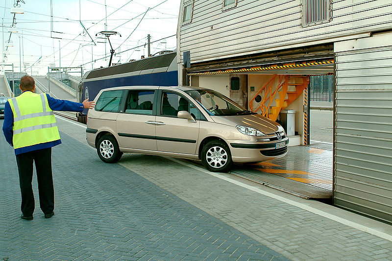 Auto bei der Einfahrt in den Zug