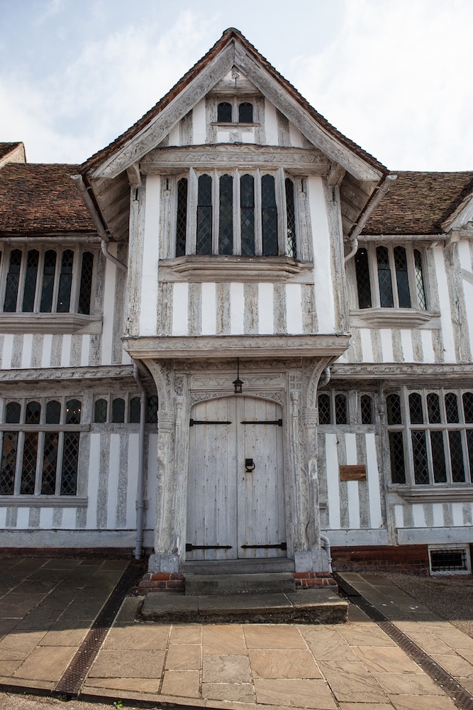 Ein altes Fachwerkgebäude im typisch englischen Tudorstil