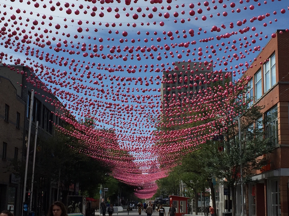 Die Hauptstraße des Schwulen- und Lesbenviertels Le Village in Montreal ist von hunderten rosa Kugeln verziert