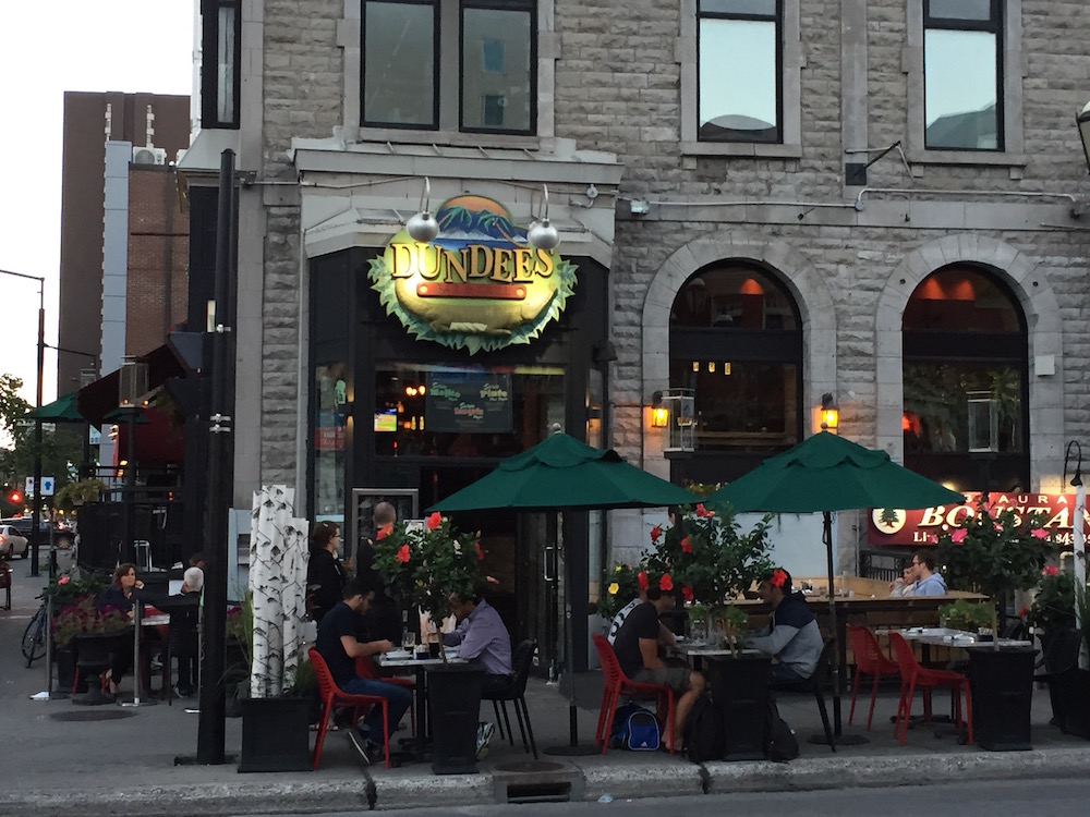 Ein Restaurant, draußen sitzen Menschen zu essen