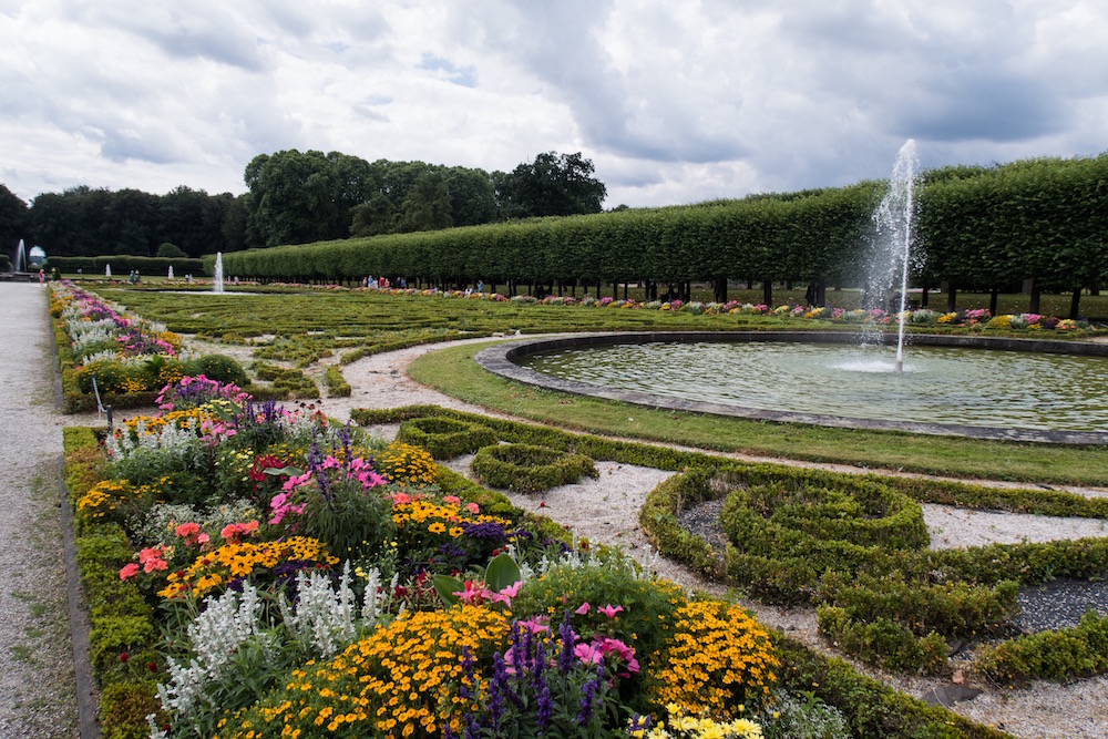 Wasserspiele, formgeschnittene Buchshecken und wunderschöne Blumenbeete