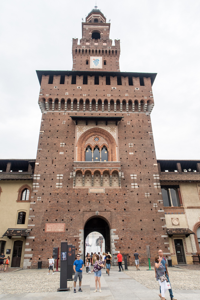 Durch den Turm gelangt man ins Castello Ssforzesco.