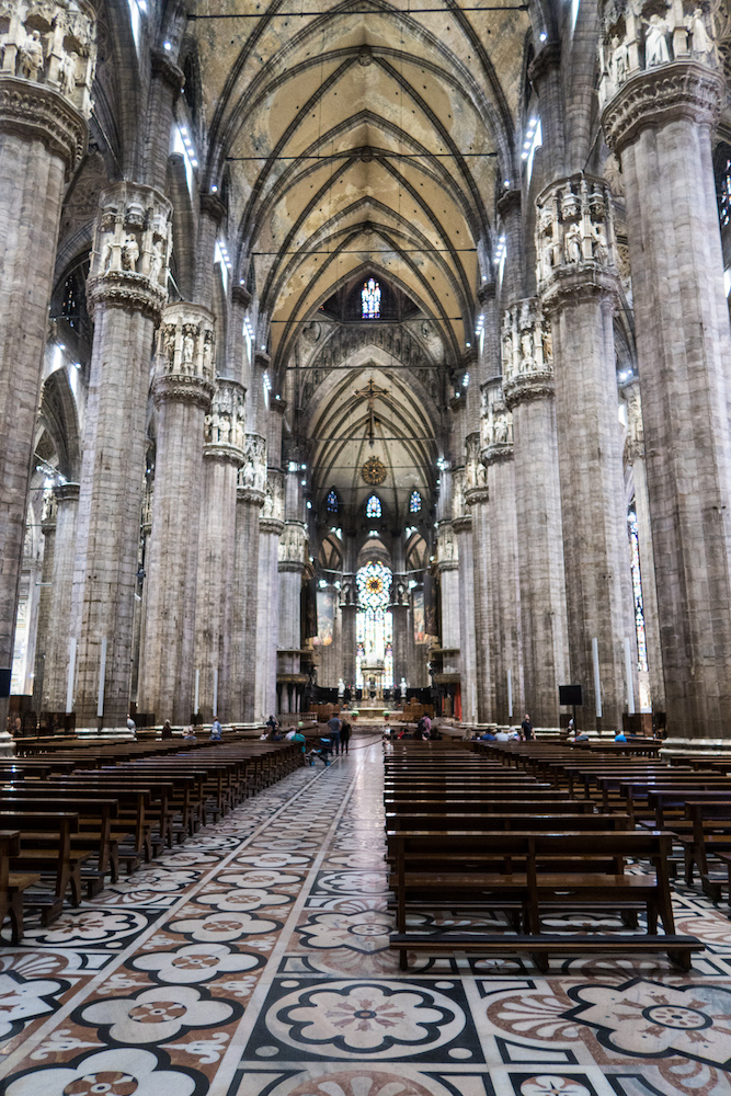 Gewaltige Säulen tragen das Dach der drittgrößten Kirche der Welt.
