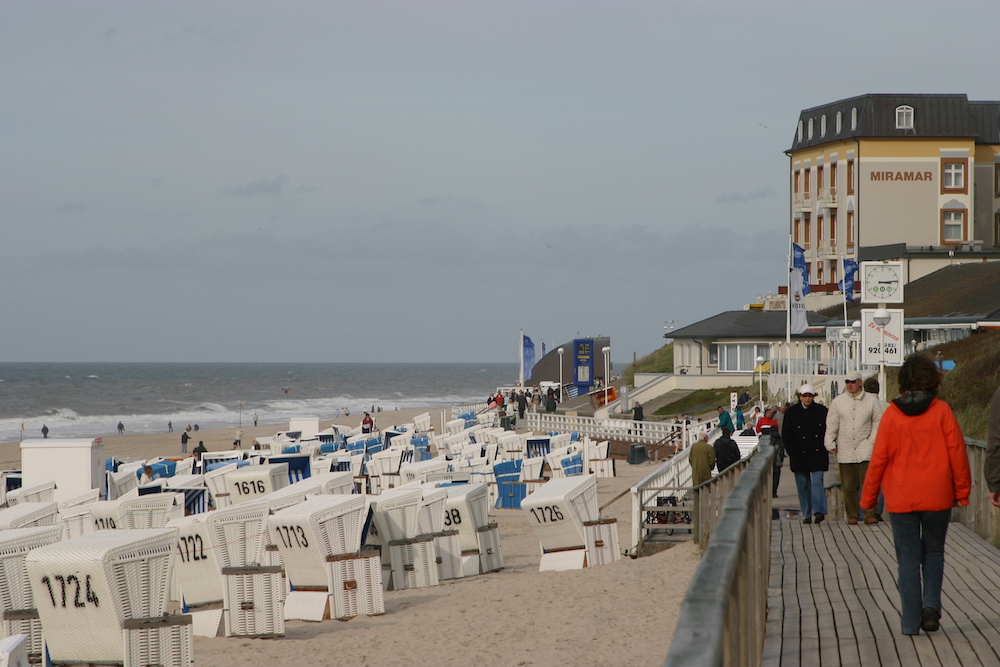 Strand, Meer, weiße Strandkörbe