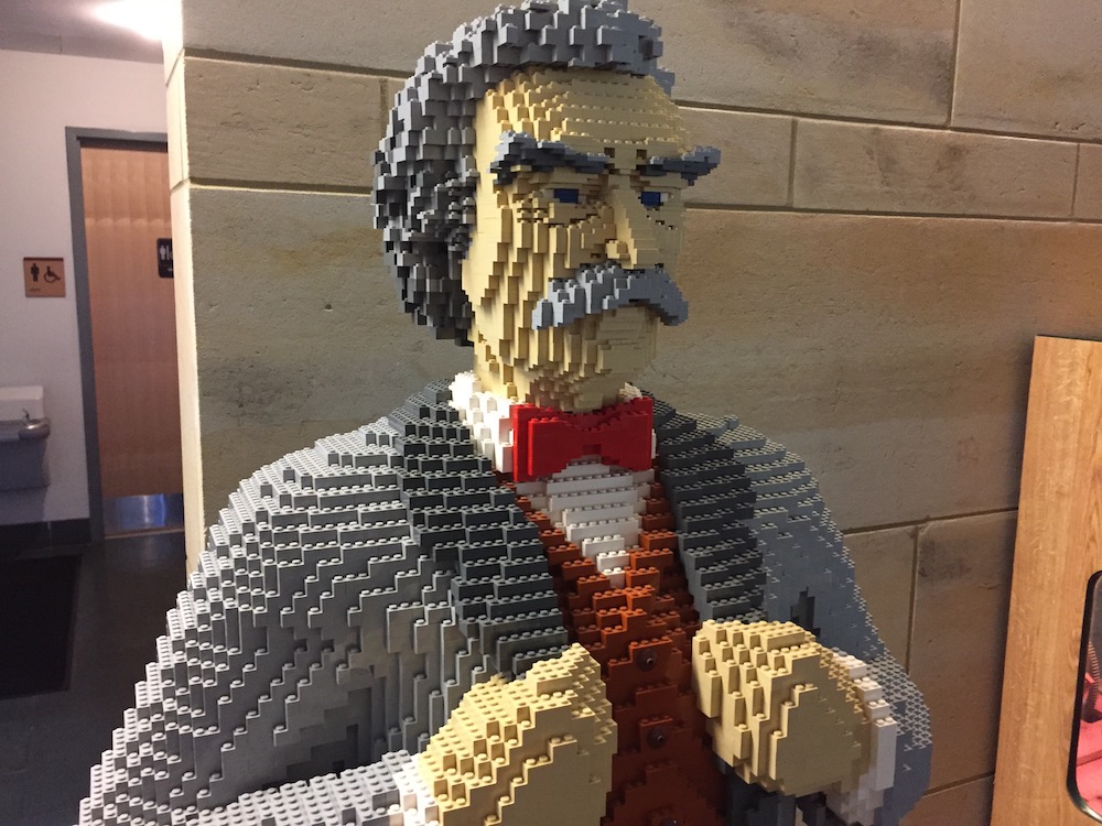 Statue aus Legosteinen
