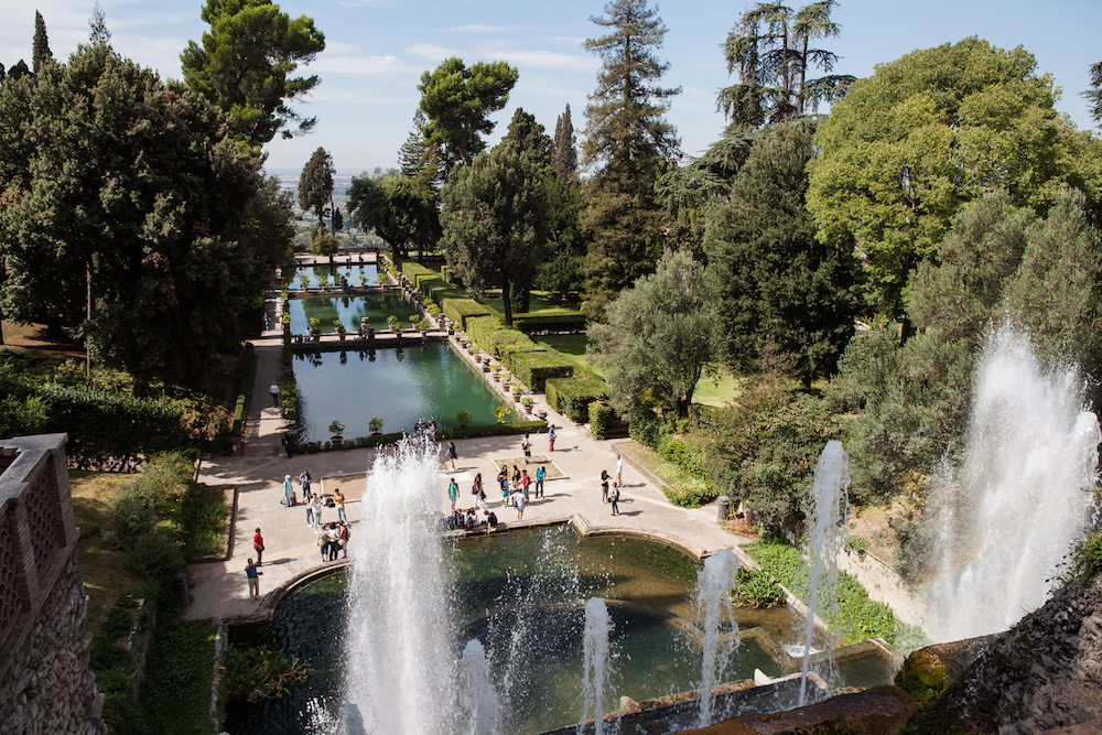 Ein großer Park mit diversen Wasserspielen