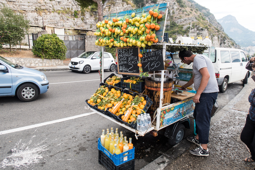 Zitronenhändler an der Straße