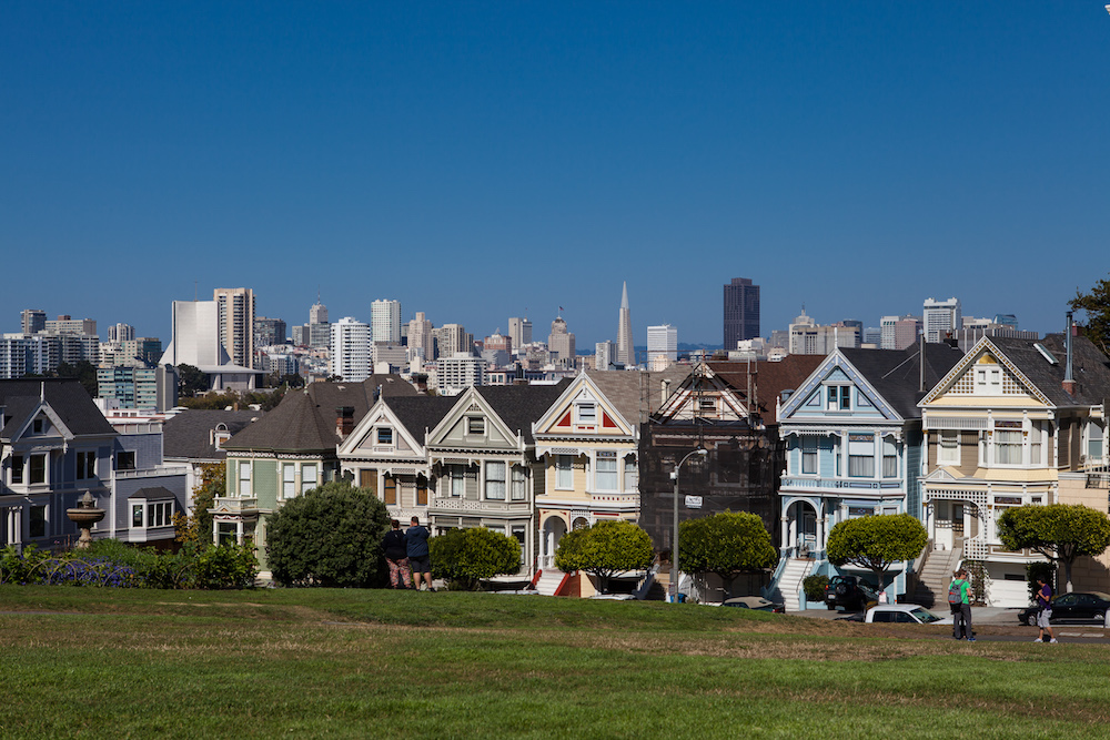 bunt gestrichene Holzhäuser vor der Skyline von San Francisco