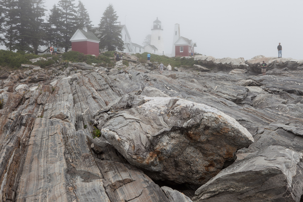 Zerklüftete Felsen vor dem Permaquid Lighthouse in Maine
