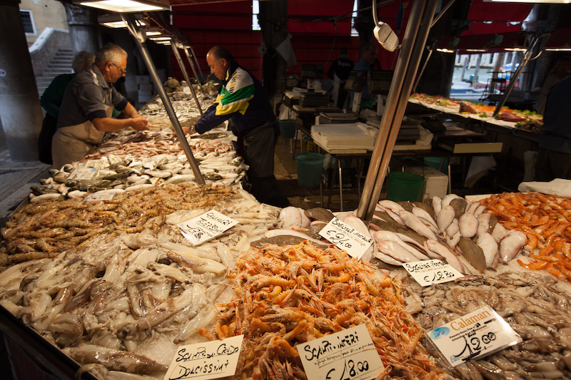 Der Fisch ist so frisch, das es in vielen Auslagen noch bewegt