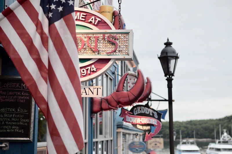 Bunte Schilder an den Geschäften und Restaurants von Bar Harbor