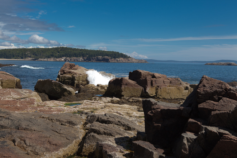 Im Thunder Hole läuft der Atlantik in die Felsen um dann mit einem Knall und einer kleinen Fontäne wieder auszutreten