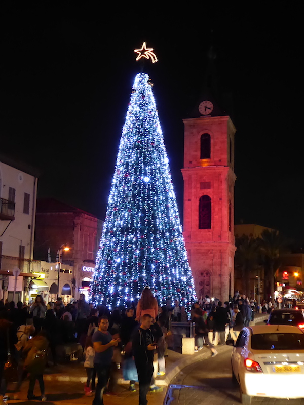 Weihnachtsbaum vor dem Clock Tower in Jaffa