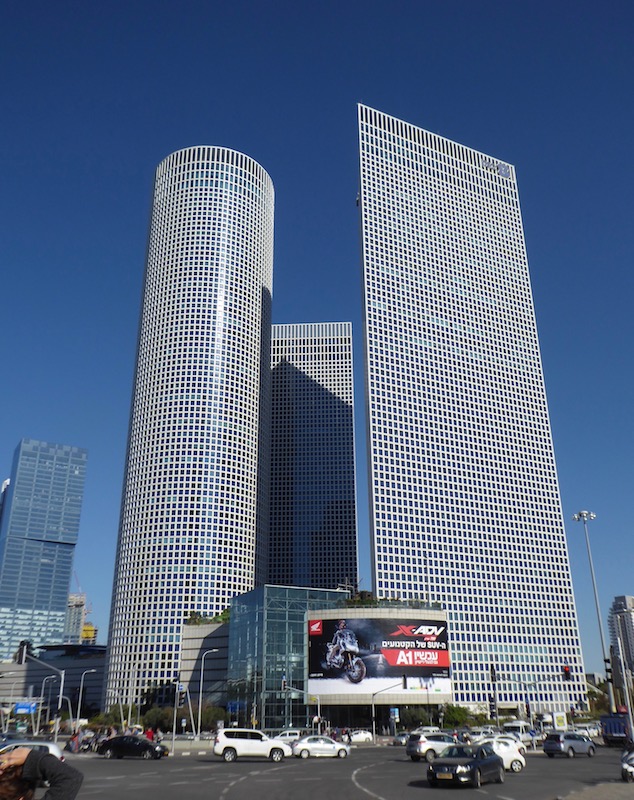 Das Azrieli Center besteht aus drei Hochhäusern. Das runde ist das höchste und verfügt über eine Aussichtsplattform im 49. Stock