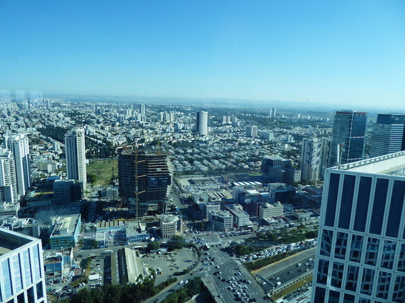 Blick auf Tel Aviv vom Azrieli Center – leider nur durch Glasscheiben