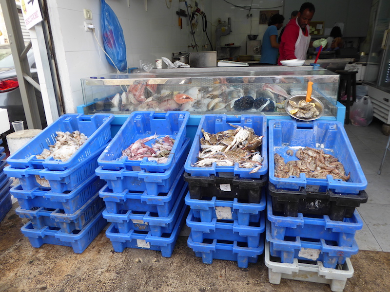 Fangfrische Meeresfrüchte auf dem Shuk HaKarmel