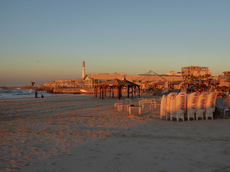 Am Strand südlich von Namal, dem ehemaligen Hafengelände