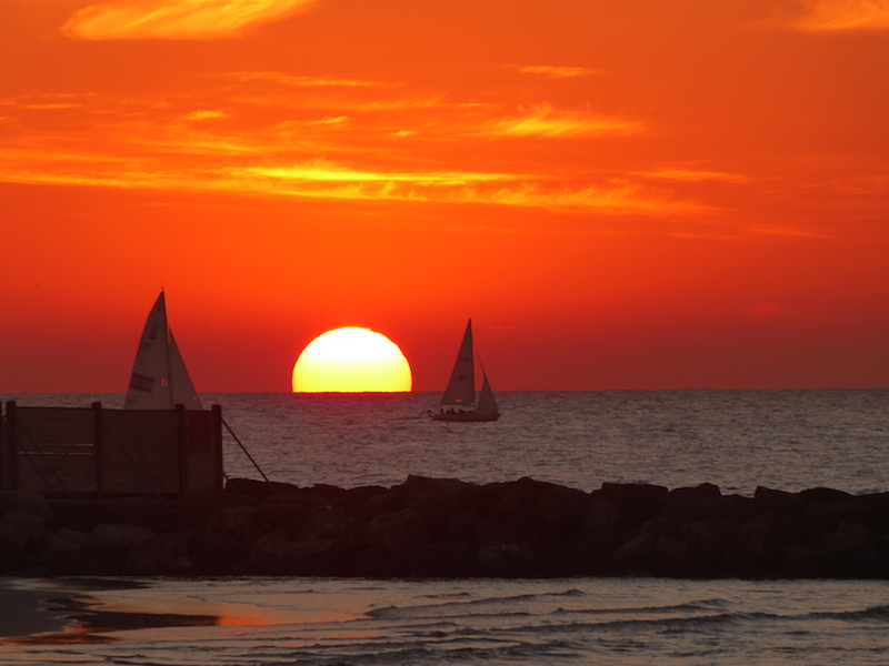 Mit einem malerischen Sonnenuntergang verabschiedet sich Tel-Aviv von uns