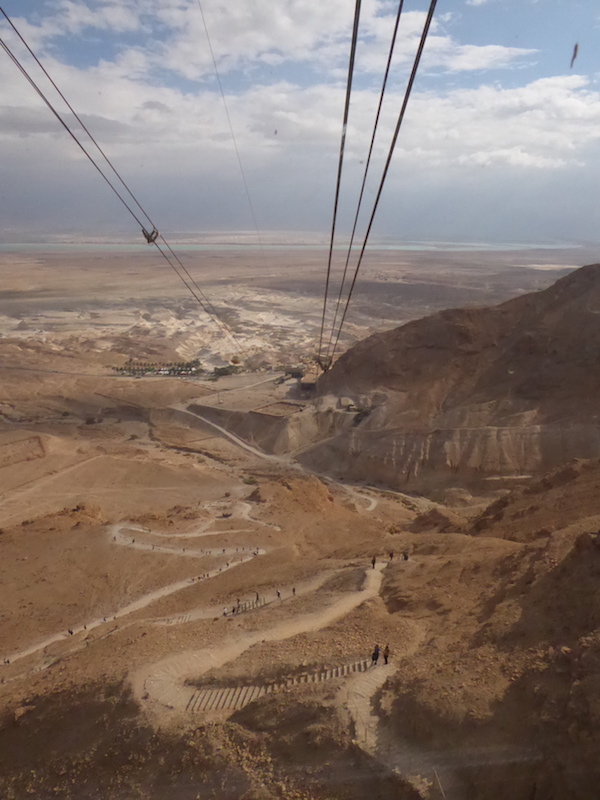 Eine Seilbahn nimmt uns den Fußweg auf das Felsplateau ab