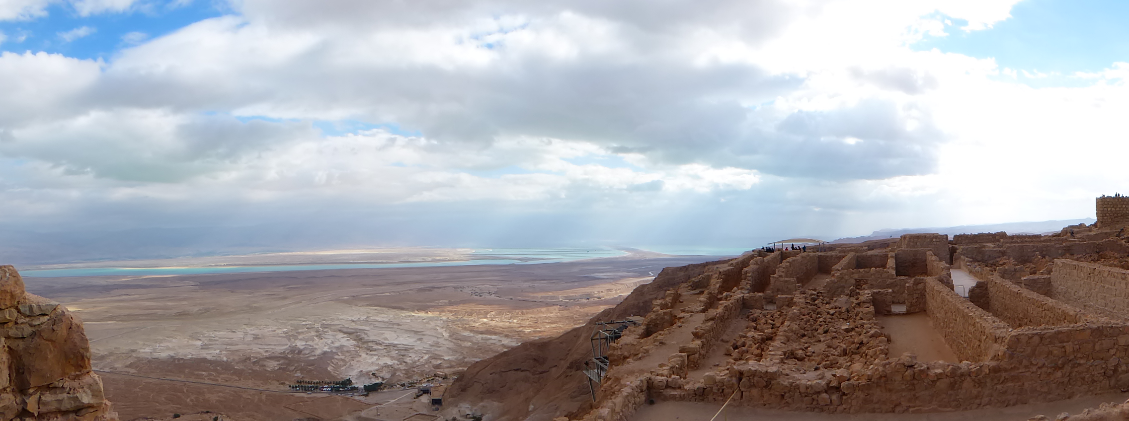 Von hier hat man einen tollen Blick auf die Wüstenlandschaft und das Tote Meer