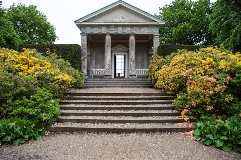 Der Weg zum Temple im Westen der Parkanlage entlang der Rhododendren und Azaleen ist ein Muß