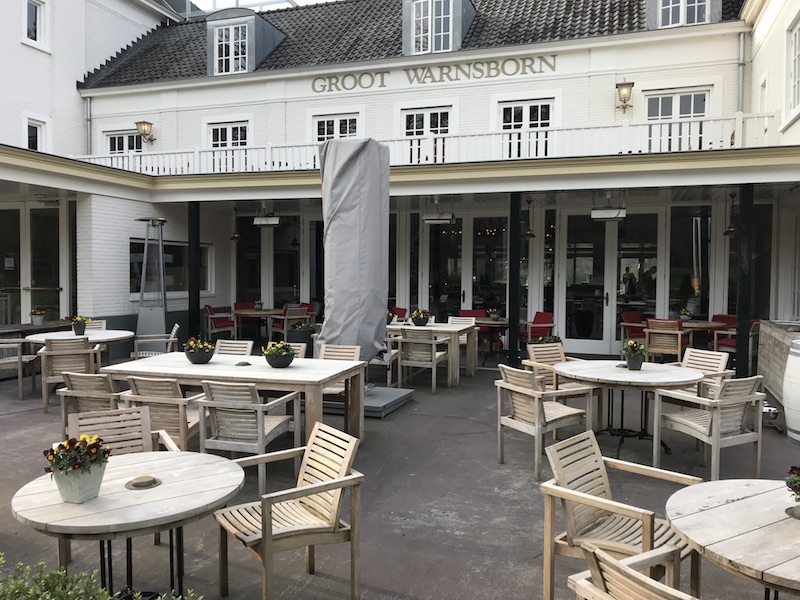 Die Terrasse lädt ein, einen spannenden Tag bei einem leckeren Glas Wein ausklingen zu lassen