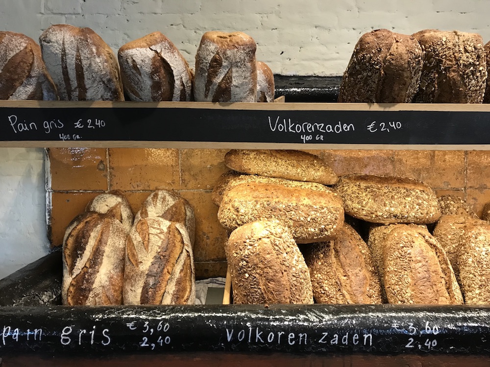 Der Duft von frisch gebackenem Brot zieht durch das Café