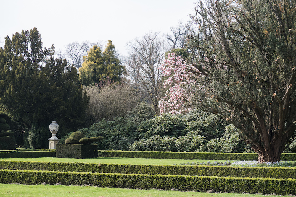 Noch liegt der Garten von Schloss Twickel mehr oder weniger im Winterschlaf