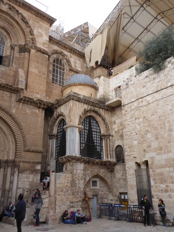 Vor der Grabeskirche kannst Du ein Kreuz mieten