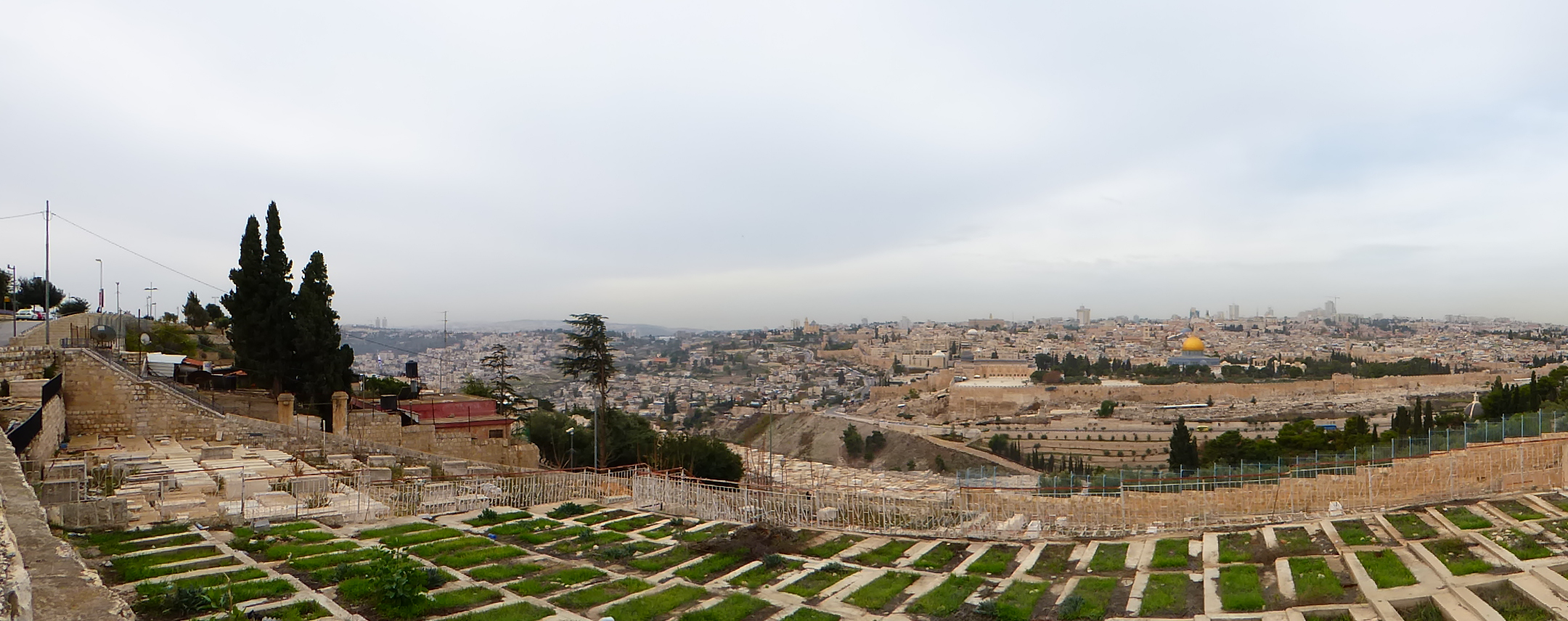 Blick vom Ölberg auf Jerusalem. In der Mitte die goldene Kuppel des Felsendoms